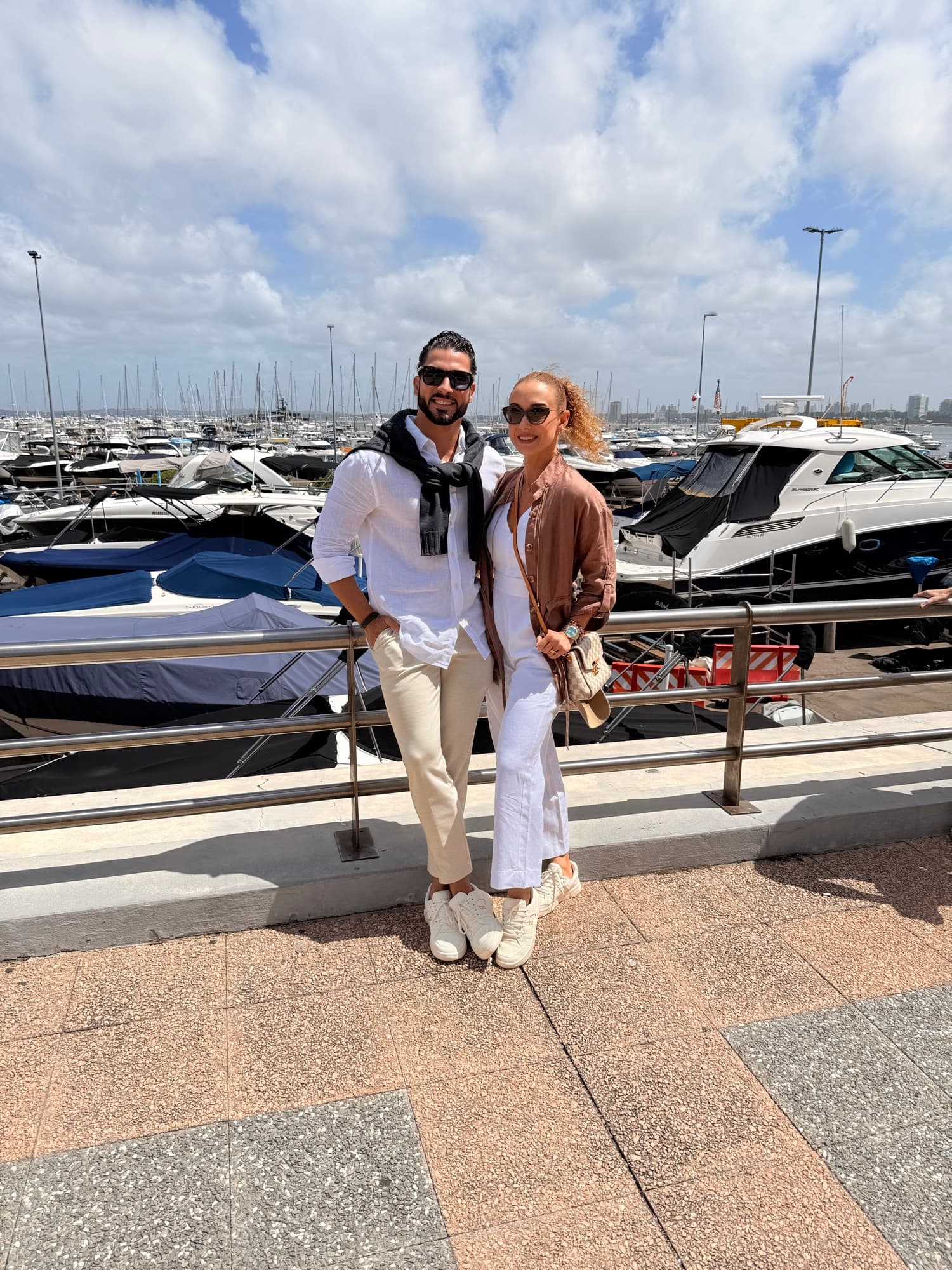 Maycko e Marcela caminhando juntos