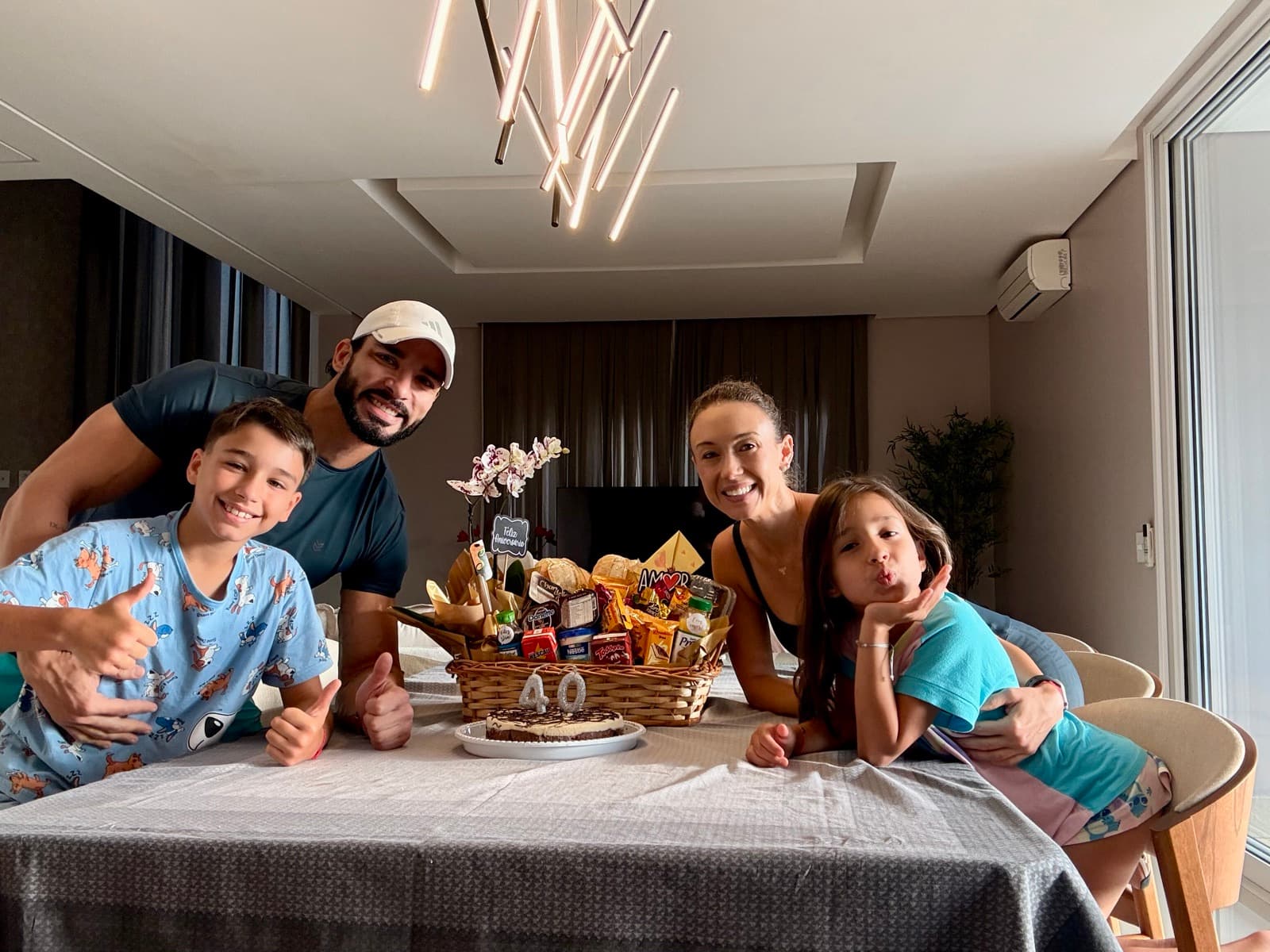 Família comemorando