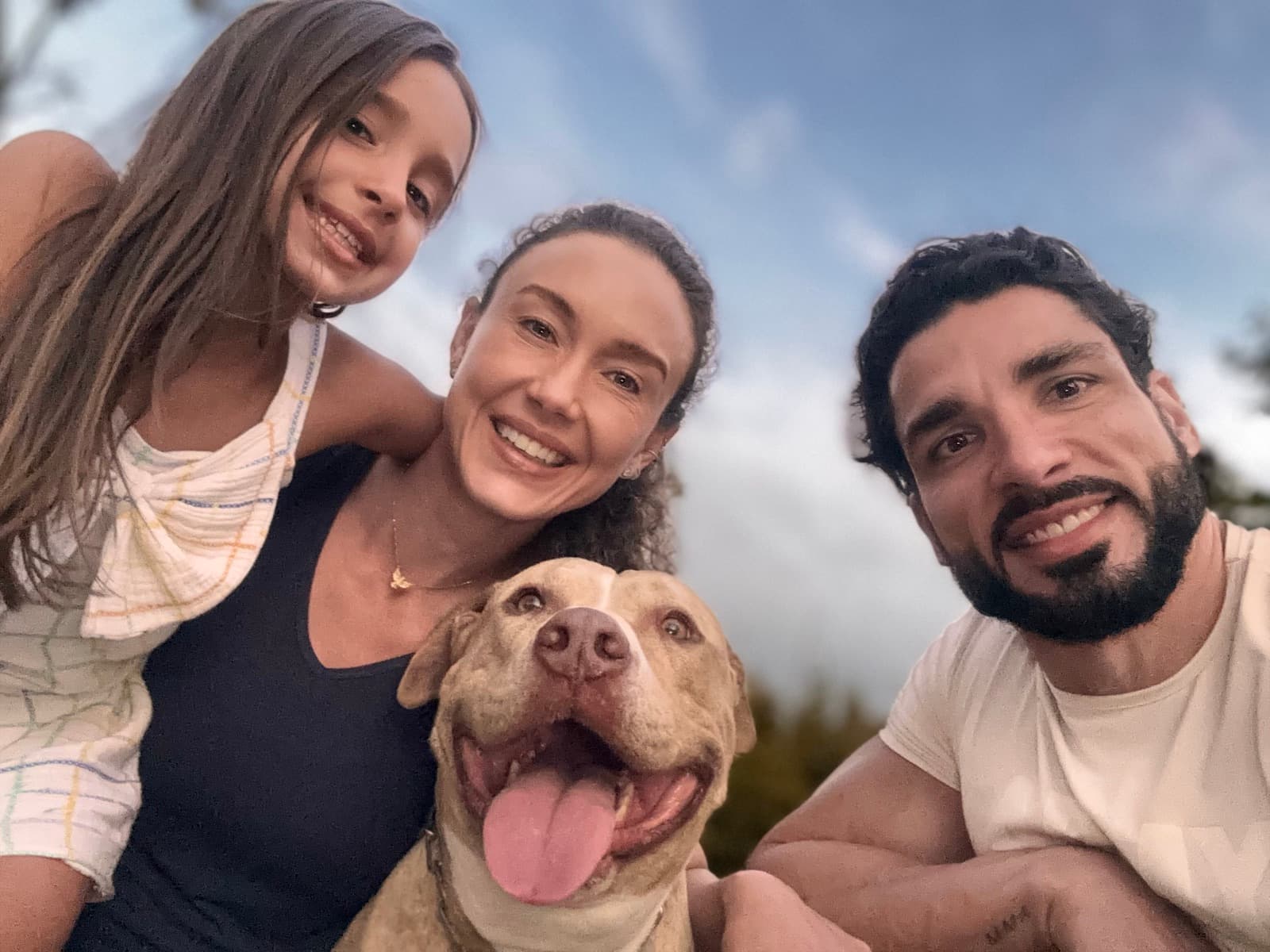 Família com o cachorro