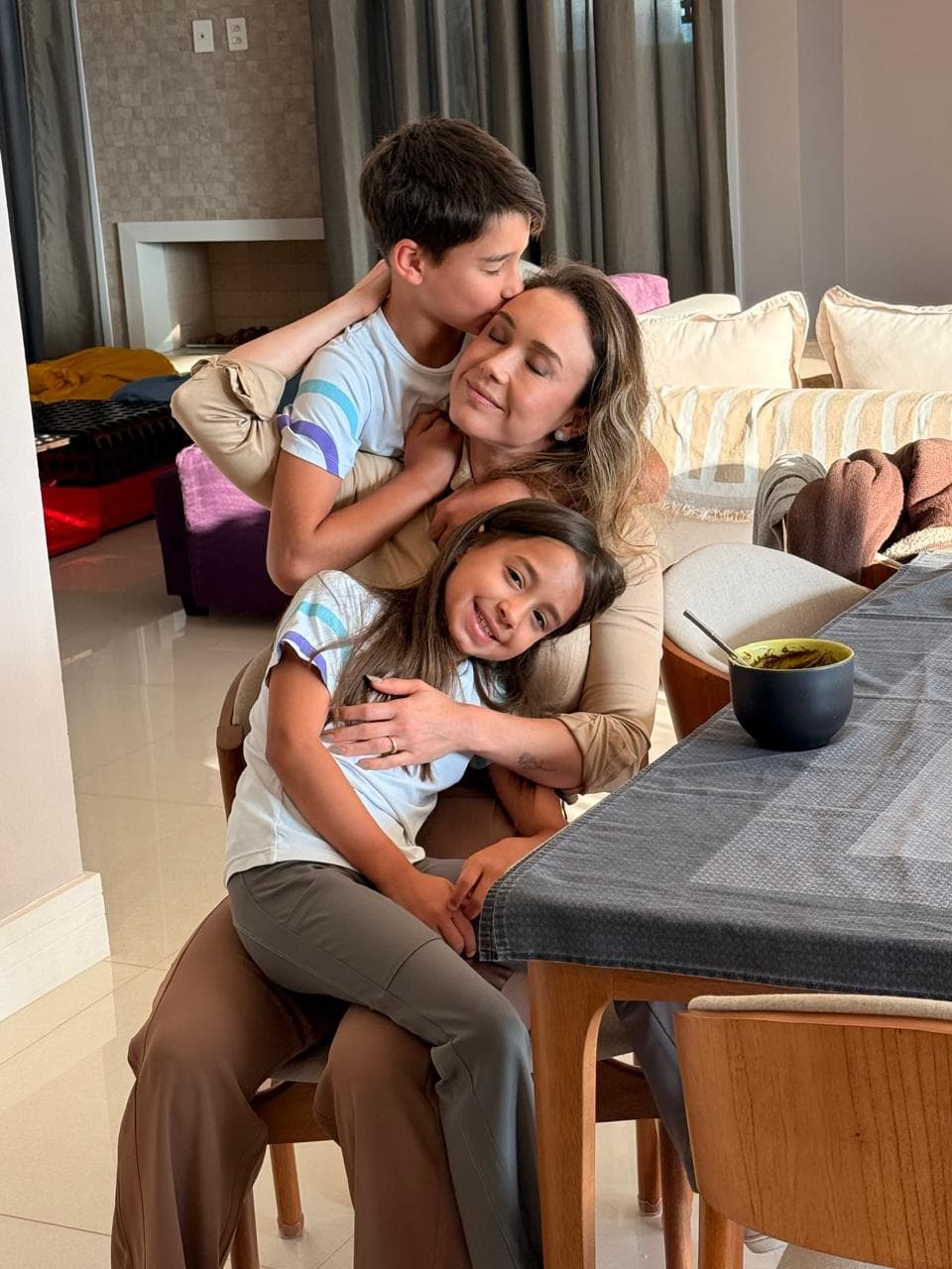 Marcela e filhos em casa